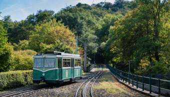 Viaggio verticale a bordo della Drachenfelsbahn, la ferrovia a cremagliera più antica della Germania