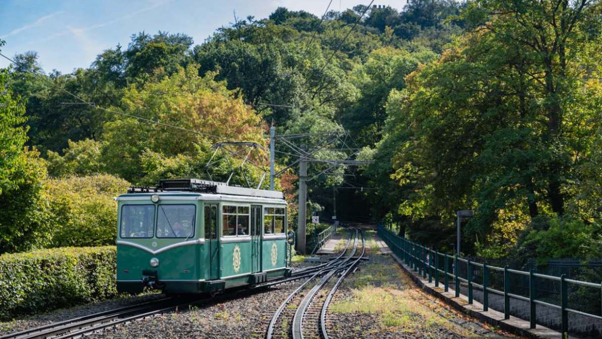 Viaggio verticale a bordo della Drachenfelsbahn, la ferrovia a cremagliera più antica della Germania