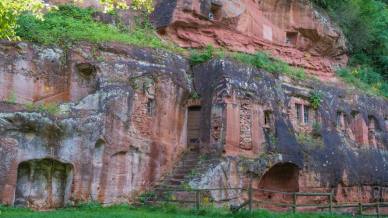Felseneremitage, l’eremo scavato nella roccia tedesca che custodisce secoli di culti, pellegrini e silenzi