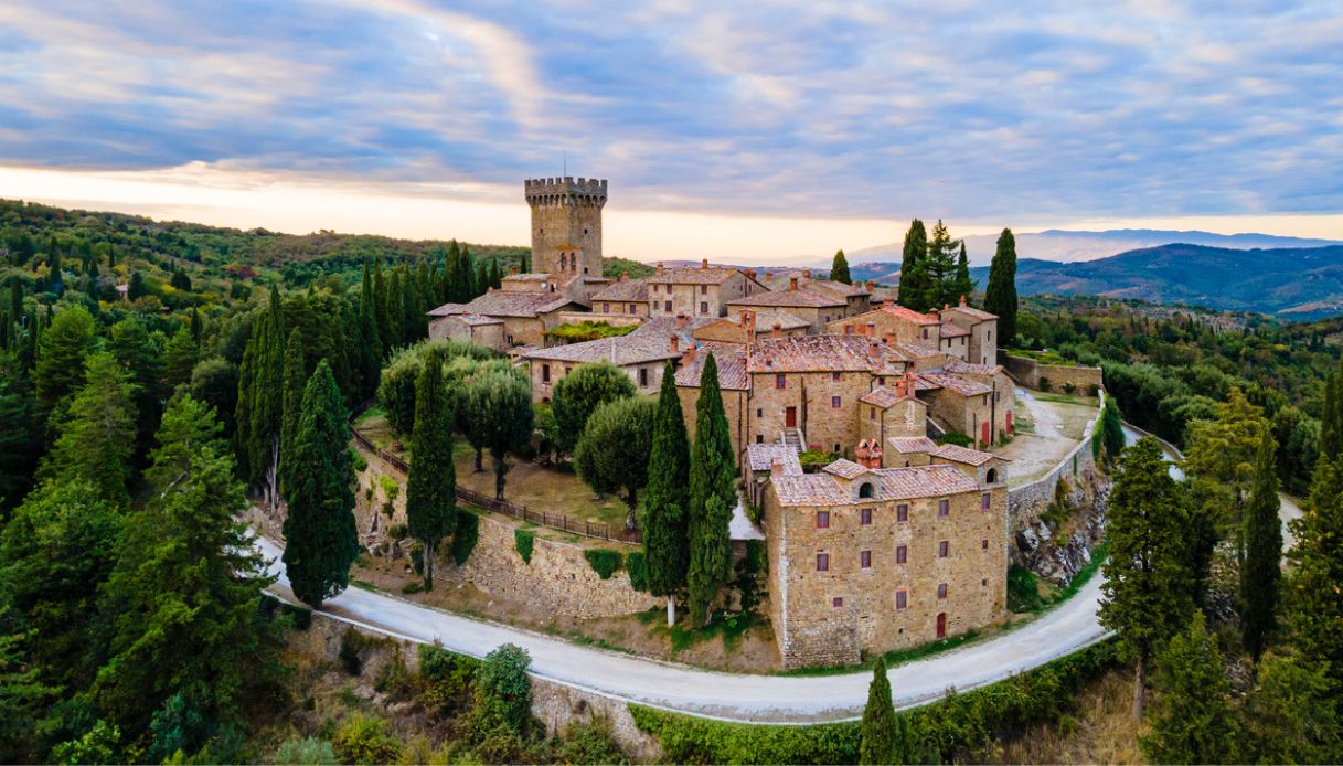 Gargonza, il borgo-castello di pietra che racconta 900 anni di storia toscana