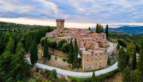 Gargonza, il borgo-castello di pietra che racconta 900 anni di storia toscana
