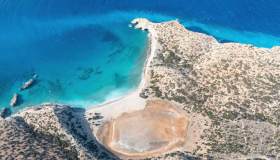 La Grecia rivoluziona le spiagge, via ombrelloni e lettini in 251 paradisi naturali