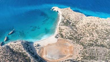 La Grecia rivoluziona le spiagge, via ombrelloni e lettini in 251 paradisi naturali
