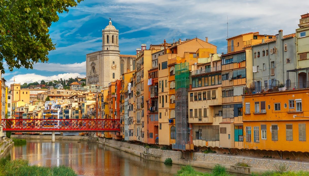 Le case colorate di Girona, in Spagna