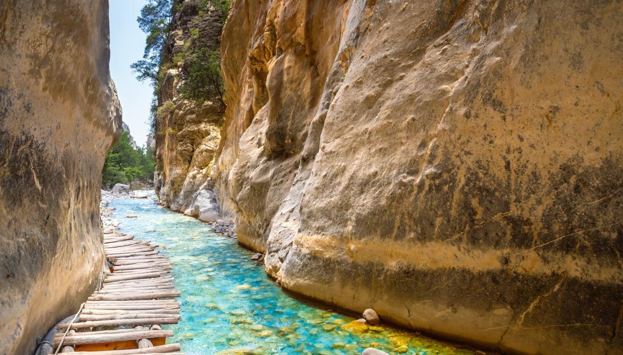 Gole di Samaria a Creta, il canyon sacro tra pareti vertiginose, villaggi fantasma e mare libico