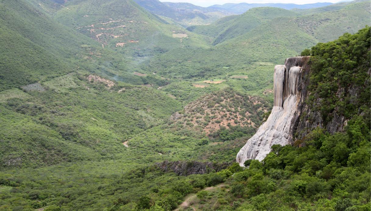 Hierve el Agua in Messico, uno dei fenomeni geologici più rari del pianeta: l’acqua non cade, costruisce