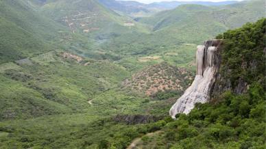Hierve el Agua in Messico, uno dei fenomeni geologici più rari del pianeta: l’acqua non cade, costruisce