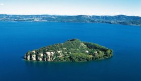 Martana, l’isola che custodisce regine, reliquie e silenzi antichi nel cuore della Tuscia