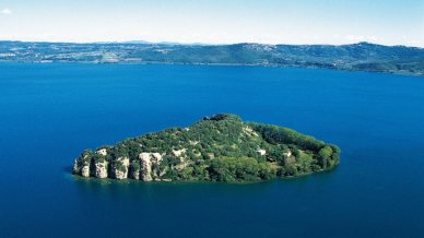 Martana, l’isola che custodisce regine, reliquie e silenzi antichi nel cuore della Tuscia