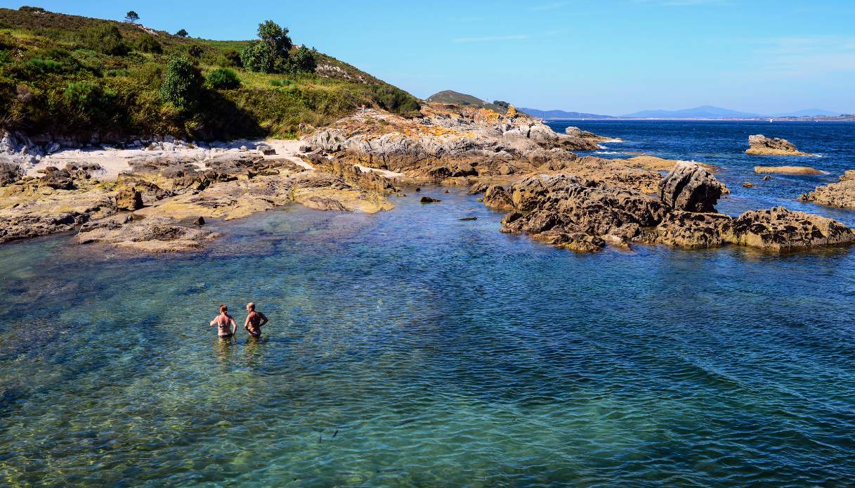L’Isola di Ons è la Galizia più selvaggia: tra scogliere oceaniche, fari battuti dal vento e spiagge chiarissime