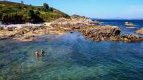 L’Isola di Ons è la Galizia più selvaggia: tra scogliere oceaniche, fari battuti dal vento e spiagge chiarissime