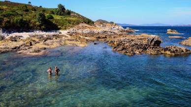 L’Isola di Ons è la Galizia più selvaggia: tra scogliere oceaniche, fari battuti dal vento e spiagge chiarissime