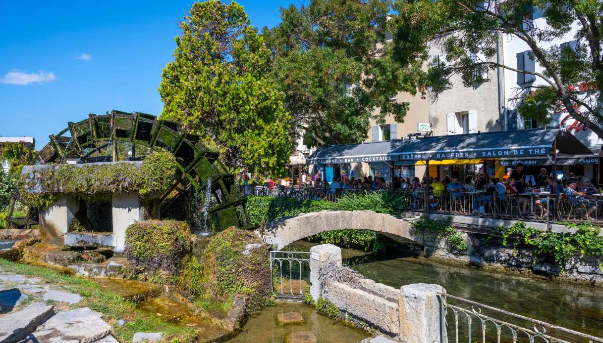Sulle tracce della Venezia provenzale: L’Isle-sur-la-Sorgue, tra ruote idrauliche e tesori d’antiquariato