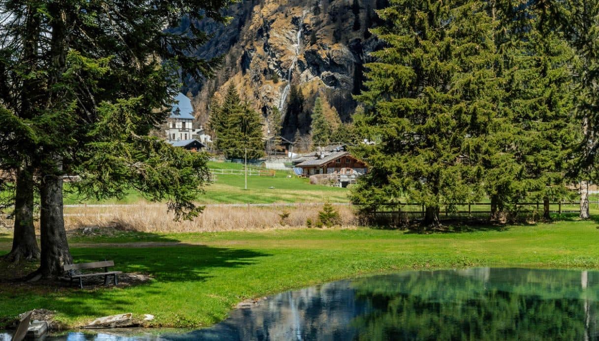 Laghetto di Gover con cascata sullo sfondo a Gressoney Saint Jean