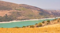 Il Lago Dirillo cambia colore: acque rosse tra i Monti Iblei