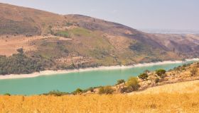 Il Lago Dirillo cambia colore: acque rosse tra i Monti Iblei
