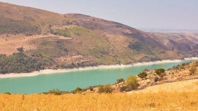 Il Lago Dirillo cambia colore: acque rosse tra i Monti Iblei