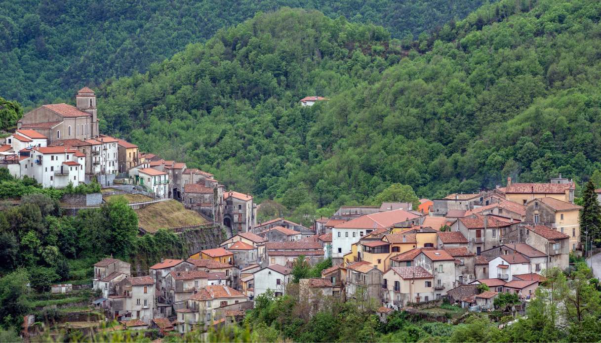 Lagonegro, il borgo lucano della Monna Lisa e delle scalinate di pietra