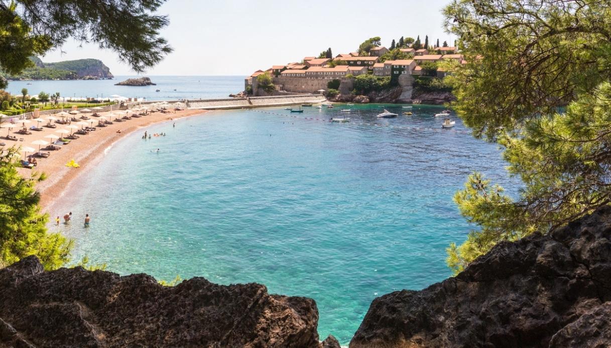 La spiaggia di Sveti Stefan