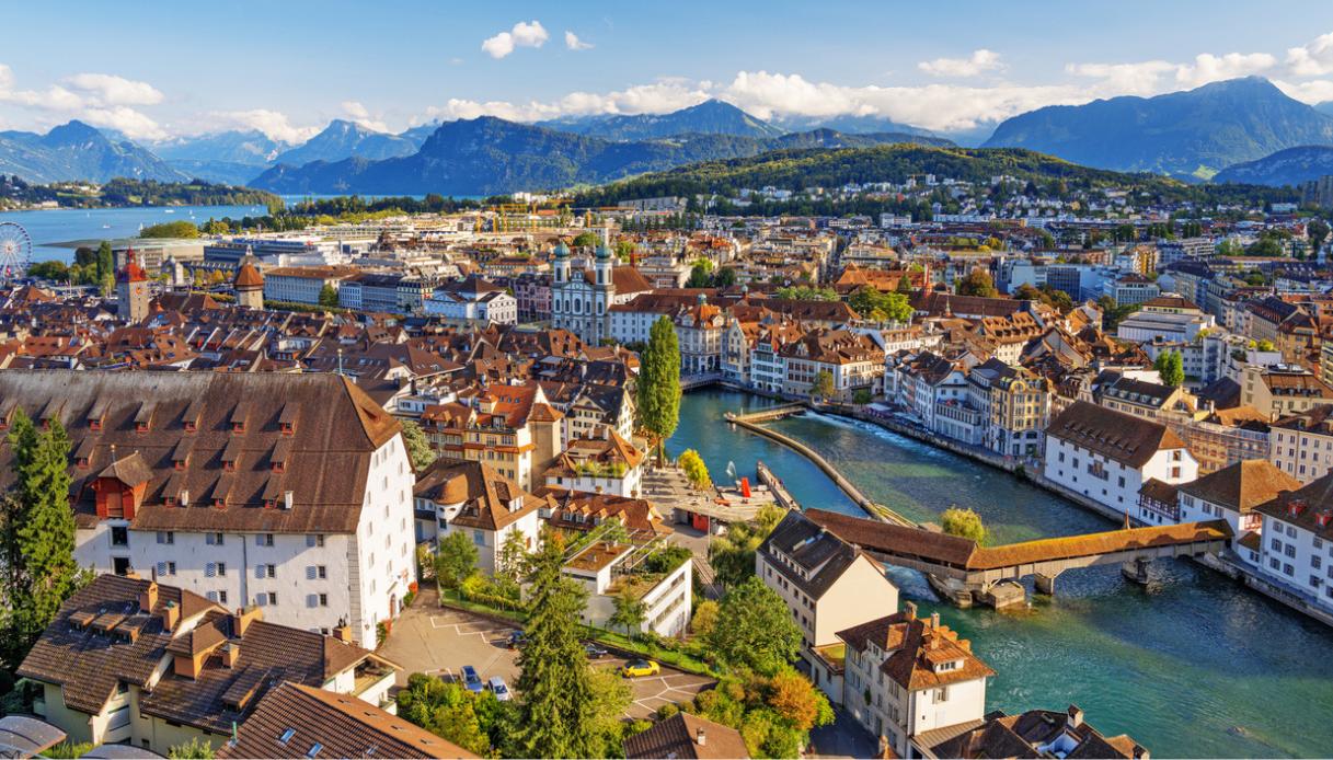 Ponti medievali, acqua color smeraldo e montagne leggendarie: Lucerna, la città scenografica della Svizzera