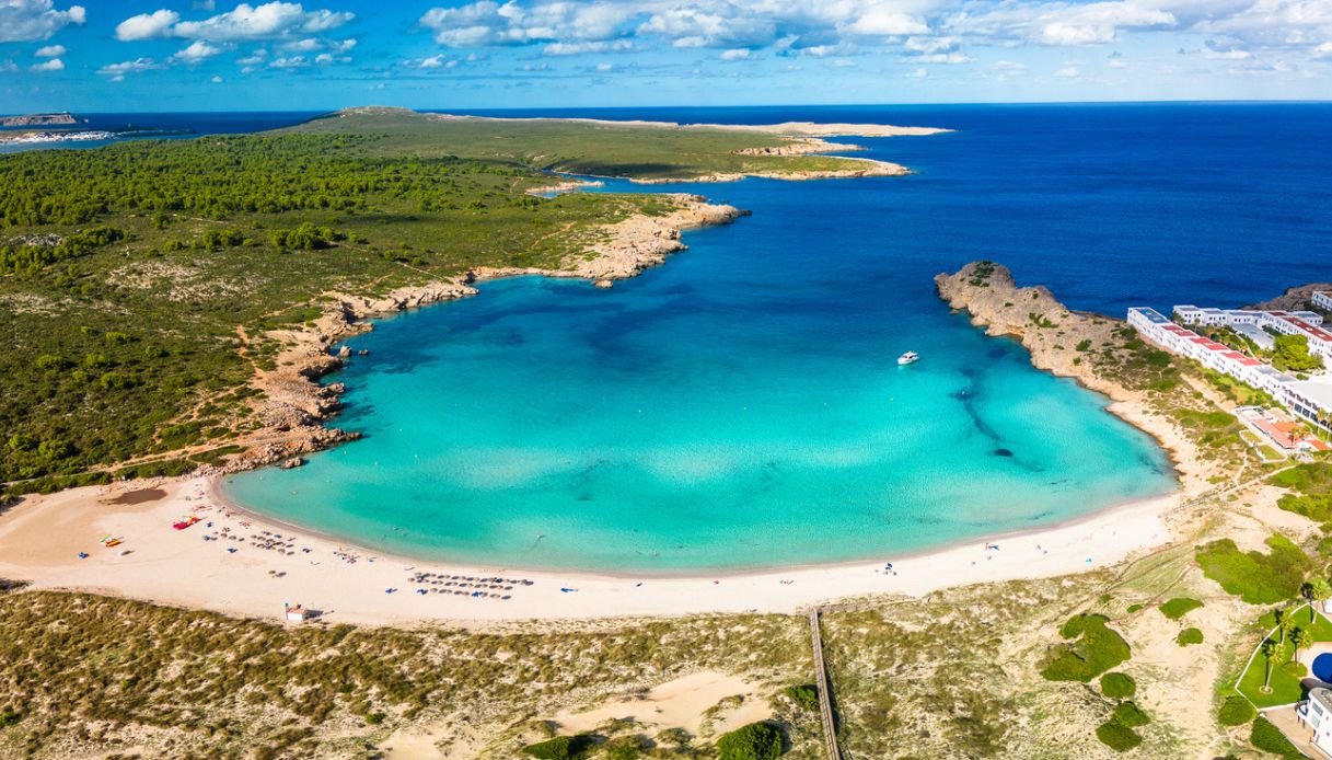 Vista aerea del drone della spiaggia di Arenal de Son Saura sull'isola di Minorca, Spagna