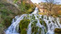 Il sussurro di pietra e acqua che squarcia il silenzio spagnolo: Orbaneja del Castillo, il villaggio della cascata