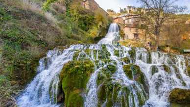 Il sussurro di pietra e acqua che squarcia il silenzio spagnolo: Orbaneja del Castillo, il villaggio della cascata