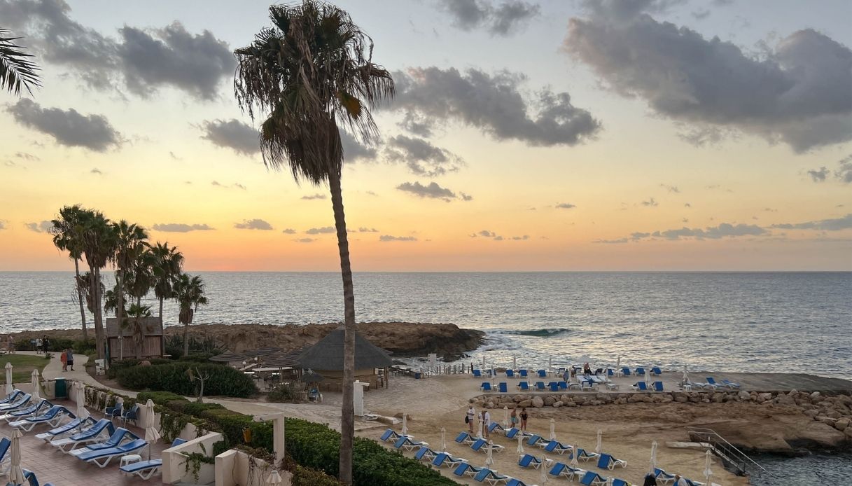 Tramonto sulla spiaggia a Pafos