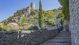 Lo scrigno di pietra dell’Erzegovina: risalire i secoli tra i profumi di melograno a Počitelj