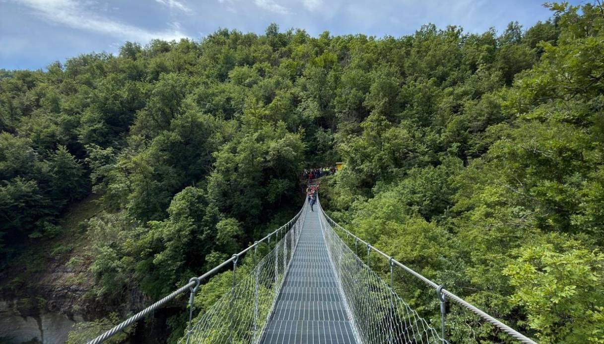 Ponte Tibetano in Oltrepo, tra Cecima a Ponte Nizza