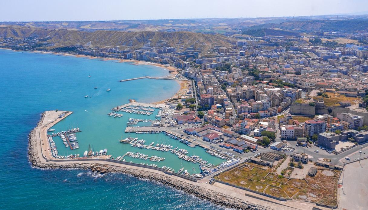 Il porto di Crotone, in Italia