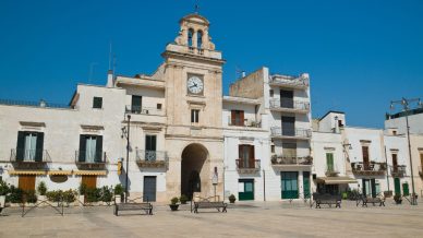 Il profumo della brace tra i vicoli bianchi: Sammichele di Bari, il borgo nato da un mercante visionario