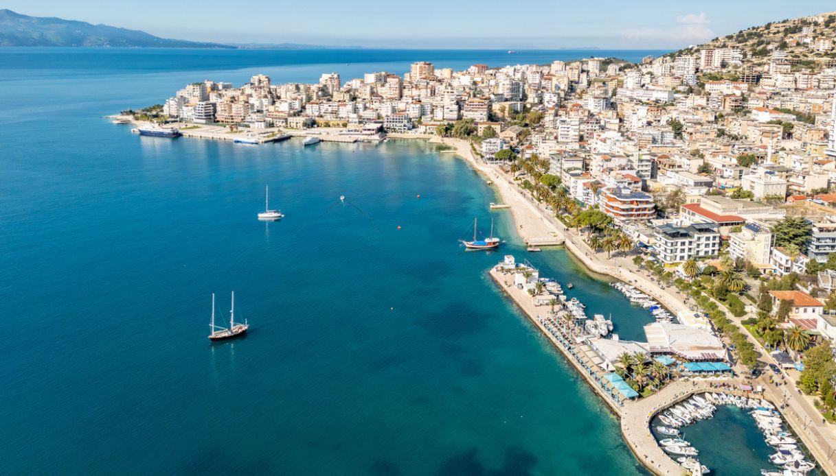 Piccole imbarcazioni ormeggiate a Saranda sulla Riviera Albanese