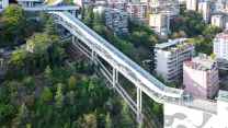 La “Scala delle nuvole” in Cina è il nuovo simbolo del turismo urbano futuristico
