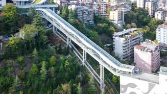 La “Scala delle nuvole” in Cina è il nuovo simbolo del turismo urbano futuristico
