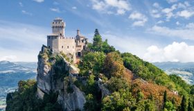 Oltre le nuvole sul Monte Titano: l’incredibile incanto della Seconda Torre di San Marino
