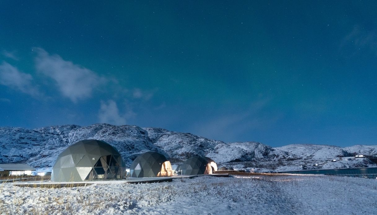 upole glamping illuminate sotto un cielo notturno stellato nell'Artico