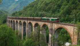 Itinerari d’Autore, la Ferrovia delle Langhe tra paesaggi Unesco e sapori d’eccellenza