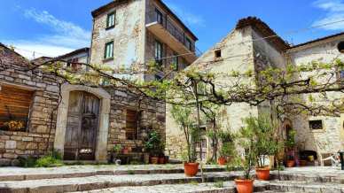Trivento, nel Molise, è il borgo del vento, della pietra che canta e dell’uncinetto