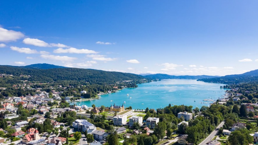 Il lago turchese Wörthersee è la meta da raggiungere quest’estate ed è il più grande della Carinzia