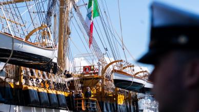 L’Amerigo Vespucci riparte da Genova per il tour tra Canada e USA, dopo le visite gratuite a bordo