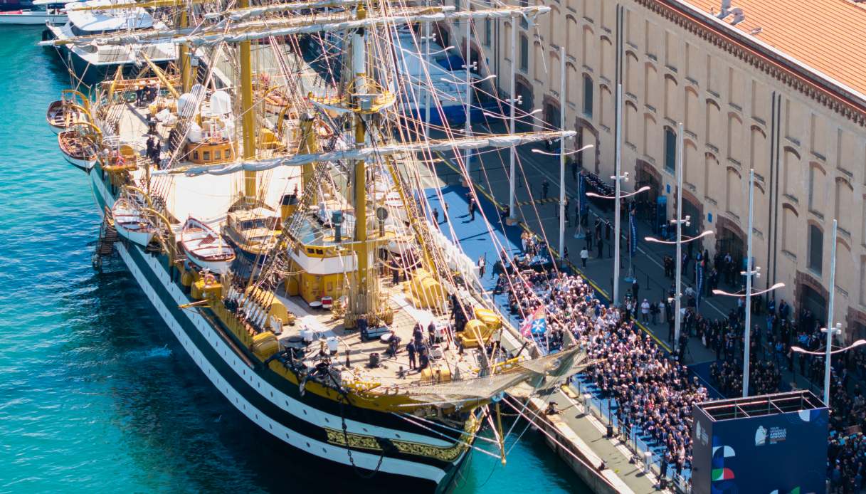 La cerimonia di partenza del tour della Amerigo Vespucci