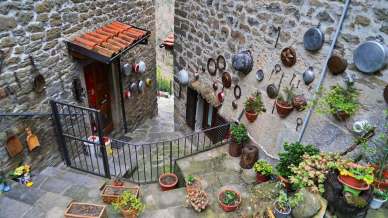 Destinazione borghi del Casentino, tra percorsi sonori e teatri nel verde