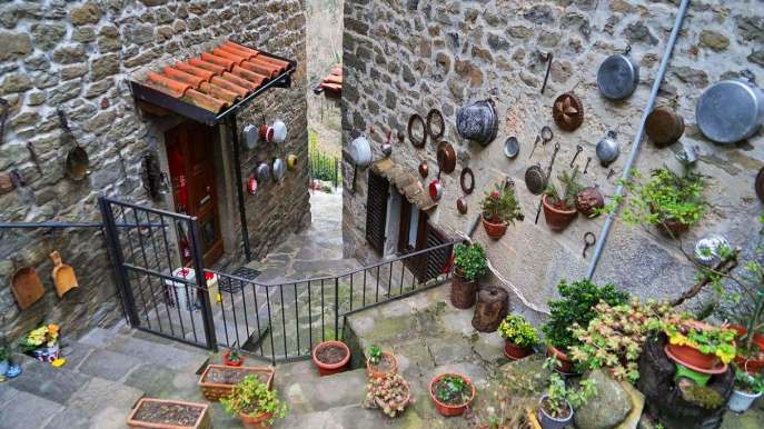 Destinazione borghi del Casentino, tra percorsi sonori e teatri nel verde