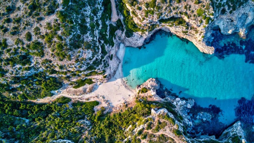 Calo des Marmols, la spiaggia solitaria e incontaminata tra le scogliere di Maiorca