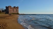 Il Castello di Santa Severa, dove il mare incontra la storia e l’estate diventa magia