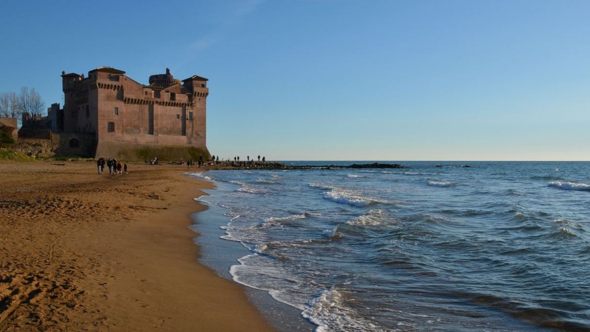 Il Castello di Santa Severa, dove il mare incontra la storia e l’estate diventa magia