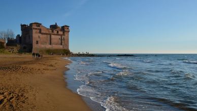 Il Castello di Santa Severa, dove il mare incontra la storia e l’estate diventa magia
