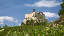La sentinella di pietra tra le vette svizzere: Castello di Tarasp, da enclave asburgica a sogno artistico
