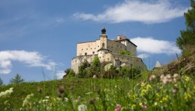 La sentinella di pietra tra le vette svizzere: Castello di Tarasp, da enclave asburgica a sogno artistico